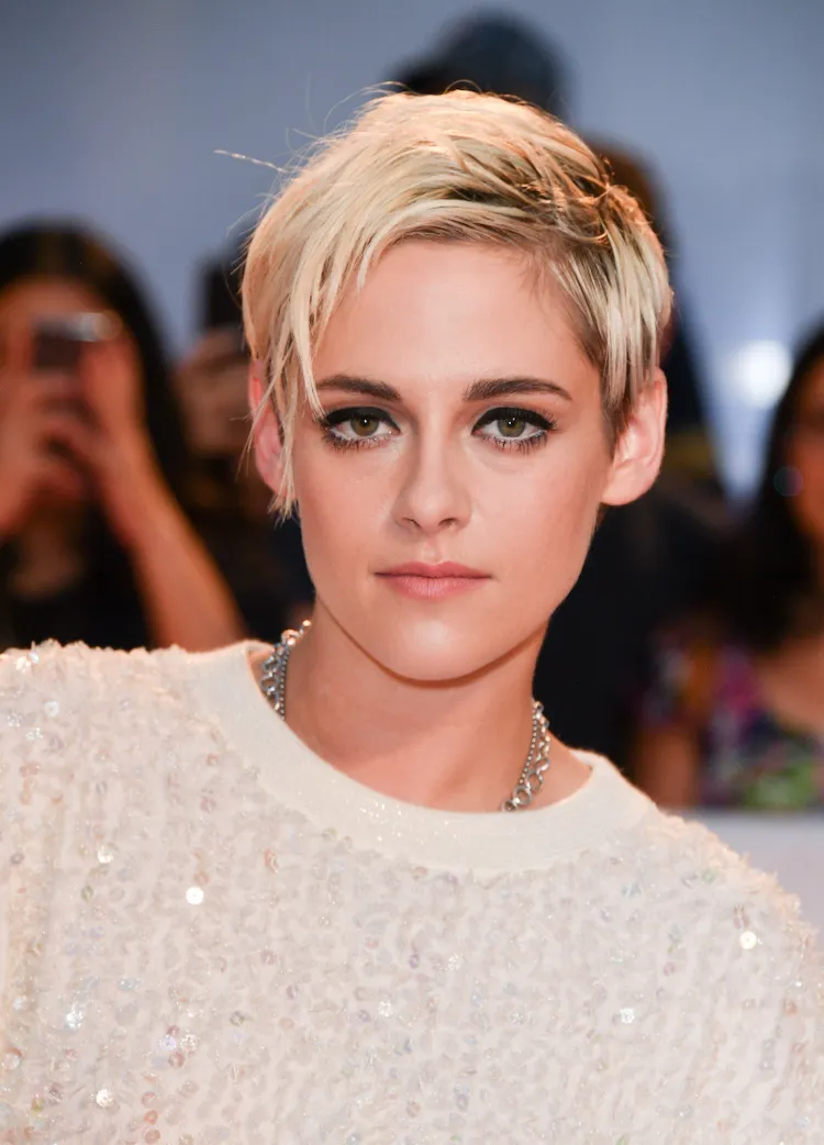 El estilo pixie de Kristen Stewart resalta las raíces oscuras del flequillo lateral
