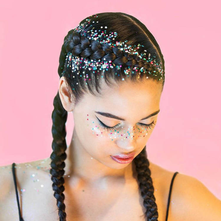 estilo de cabello jovencita verano fiesta trenzas raíces lentejuelas brillo