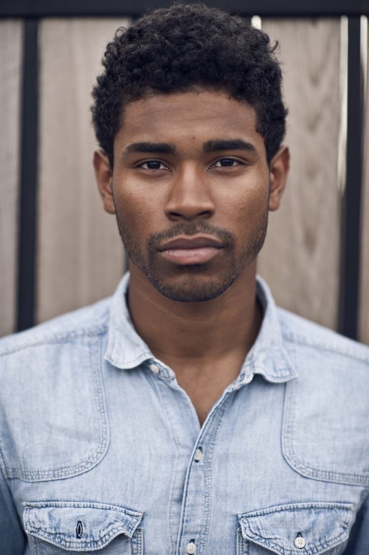 peinado-hombre-pelo-afro-rizado-barba corta
