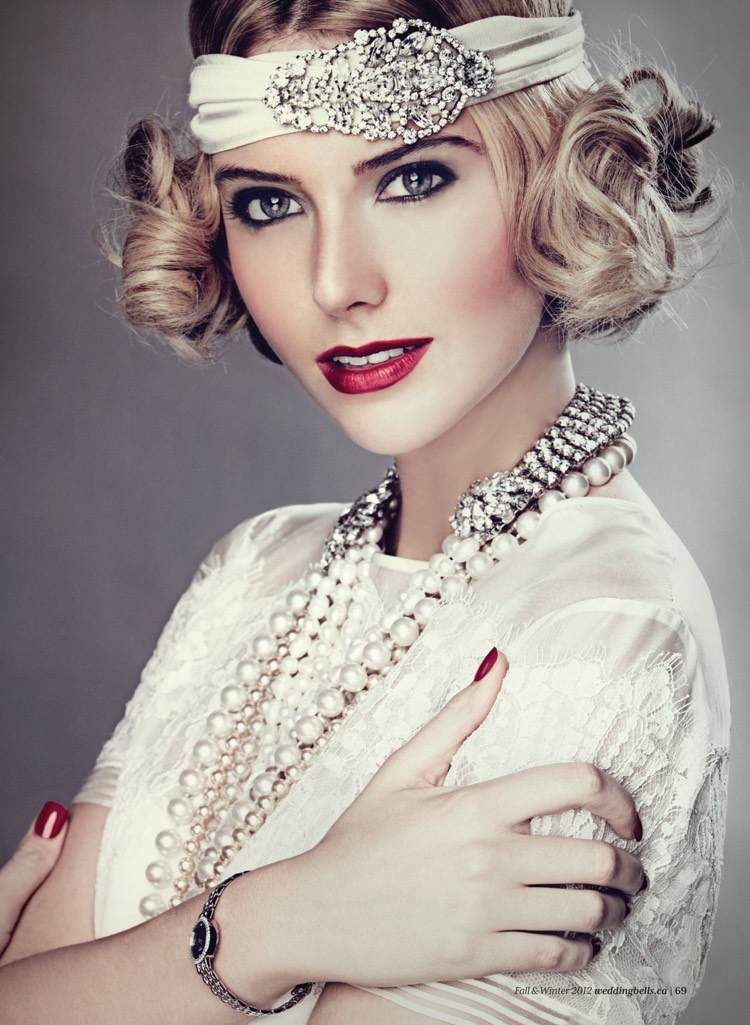 Peinado de los años 20 para cabello rizado de longitud media con una diadema glamorosa Peinado estilo años 20 Gatsby el magnífico diadema cristales