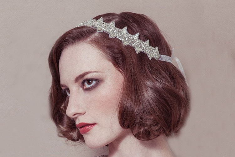 peinado vintage para cabello de longitud media y diadema adornada con cristales 20s-square-short-head-style-gatsby-the-magnificent peinado