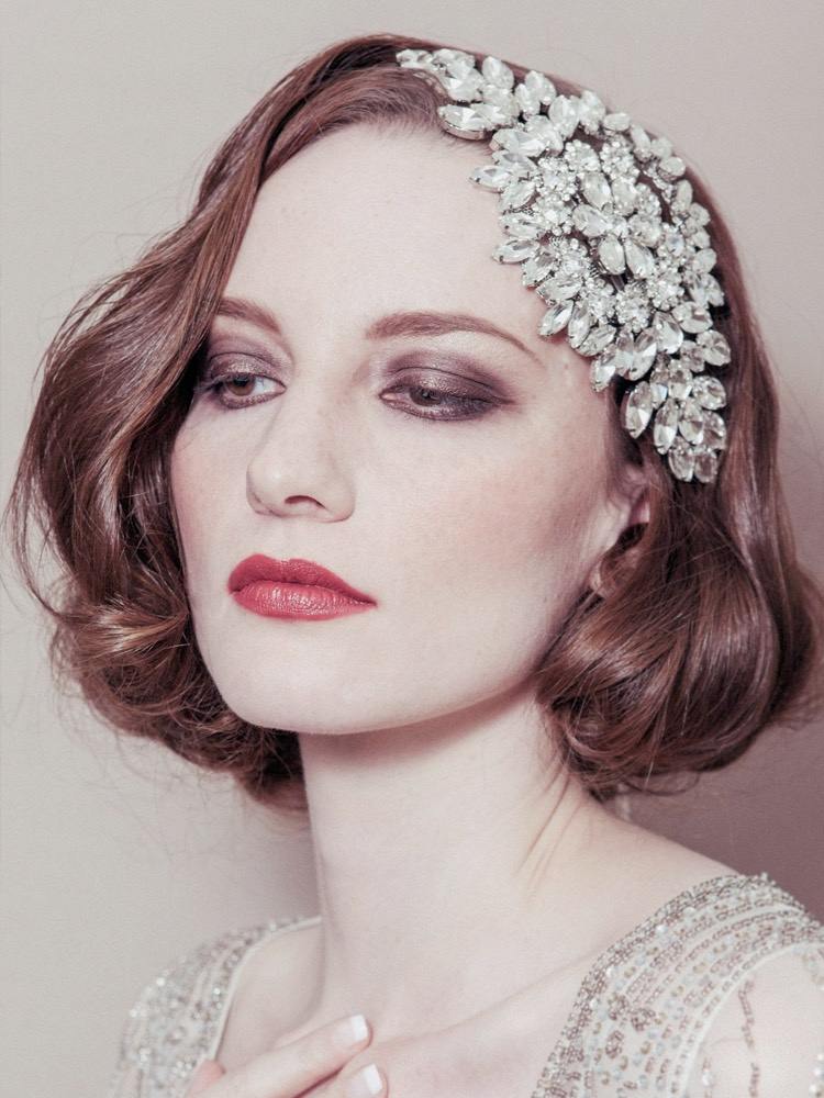 peinado vintage para cabello de longitud media y joyas de cristal para el cabello años 20-cuadrado-ondas-cortas-joyas-suaves-cristales-gatsby-el-magnífico peinado