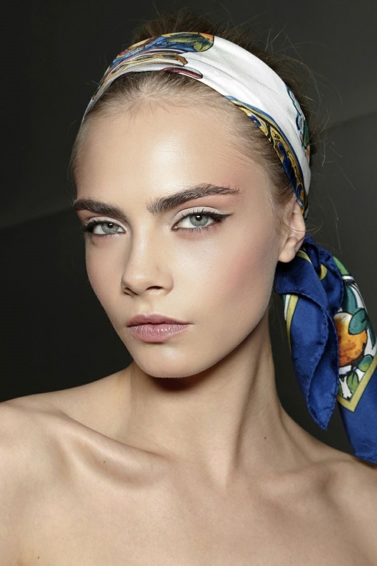 Estilos de peinados con pañuelos - ideas para este verano 9 - 【MioEstilo】 peinado con pañuelo para cabello corto cara delevingne
