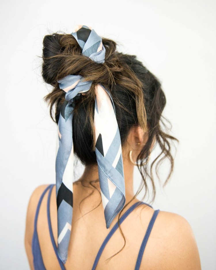 Estilos de peinados con pañuelos - ideas para este verano 15 - 【MioEstilo】 moño alto despeinado con pañuelo integrado