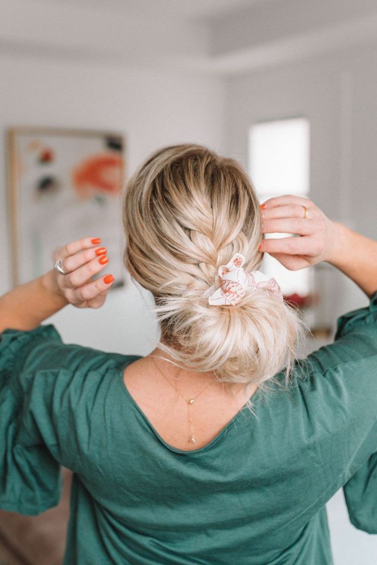 Estilos de peinados con pañuelos - ideas para este verano 25 - 【MioEstilo】 trenza trenzada con pañuelo de moño bajo atado en el cabello