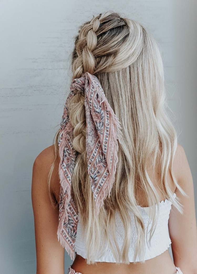 Estilos de peinados con pañuelos - ideas para este verano 22 - 【MioEstilo】 coleta mediana trenzada con pañuelo insertado peinado de playa