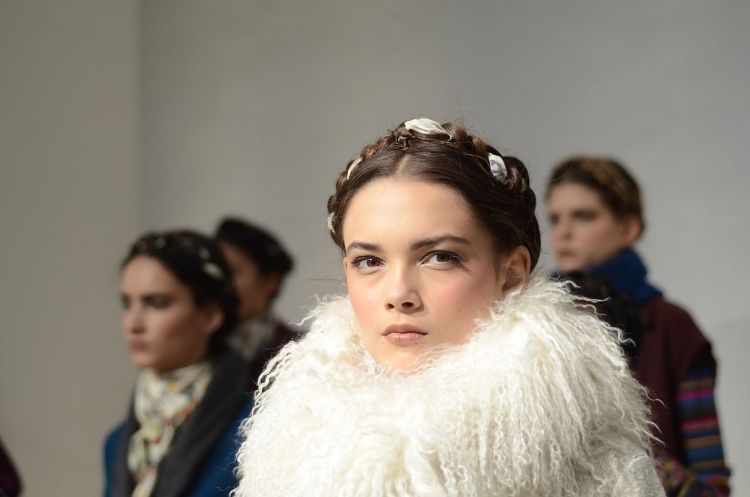trenza corona cinta peinado