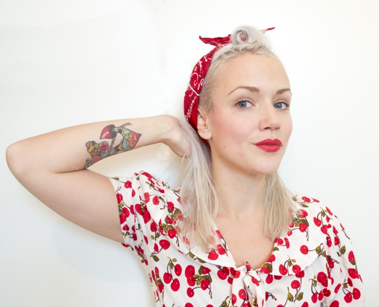 bandana pelo -pin-up-peinado-rizado-flequillo-bandana-roja