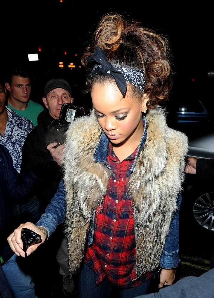 peinado-banda-pelo-rihanna-negro-blanco-pelo-coleta