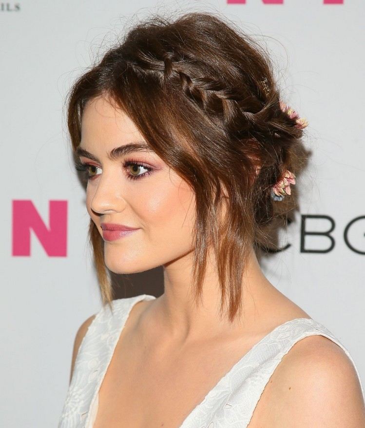 Inspírate con el corte de pelo corto bohemio de Lucy Hale