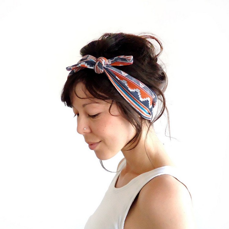 cabello corto recogido con pañuelo como corte boho chic diario