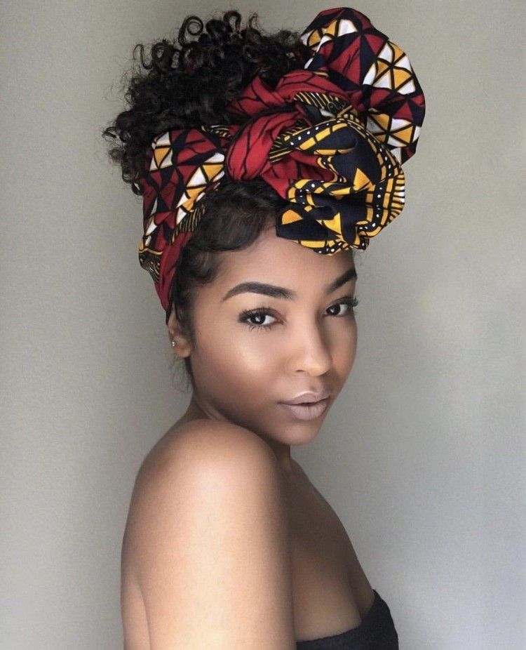 corte de pelo corto y rizado bohemio con turbante pañuelo tipo bandana