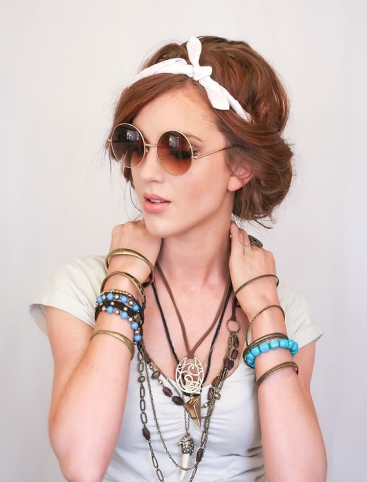corte de pelo corto bohemio con pañuelo estilo bufanda elegante
