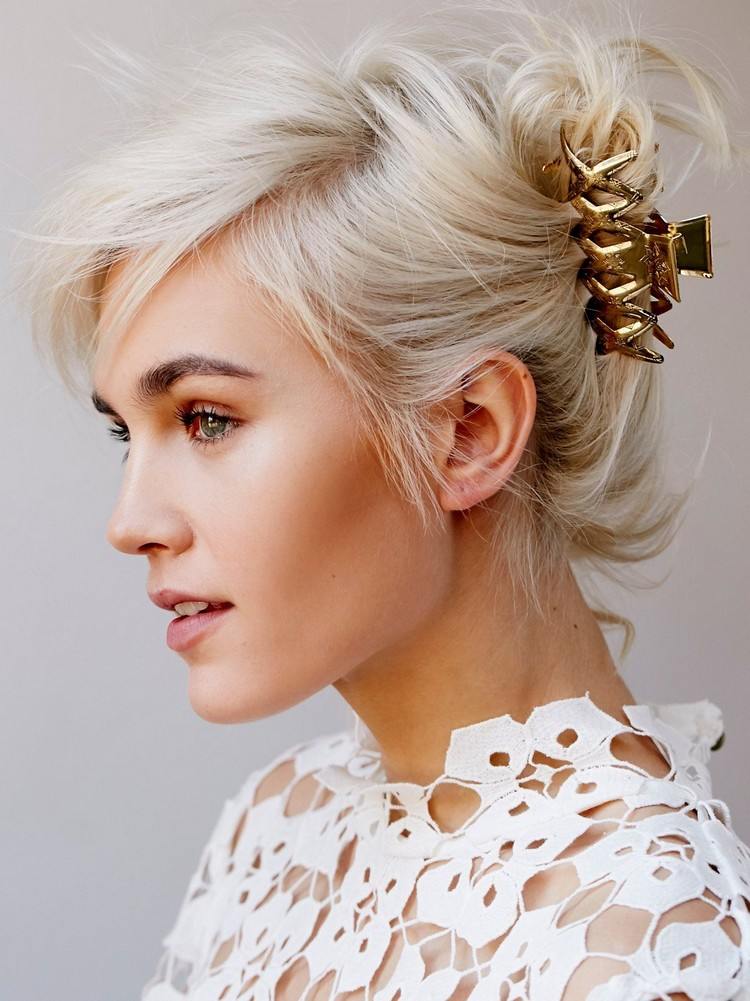 corte de pelo rubio corto bohemio con adorno dorado