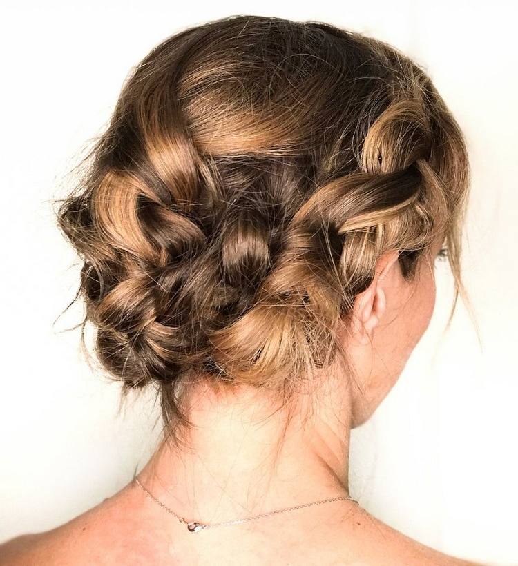 trenzas voluminosas como corte de pelo corto bohemio para cualquier ocasión