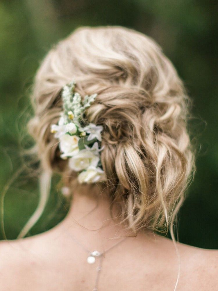 look para novia de cabello corto bohemio - flores sueltas en un elegante moño bajo