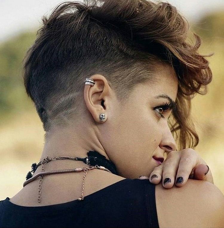 propuesta de corte de pelo bohemio para cuello rapado muy corto