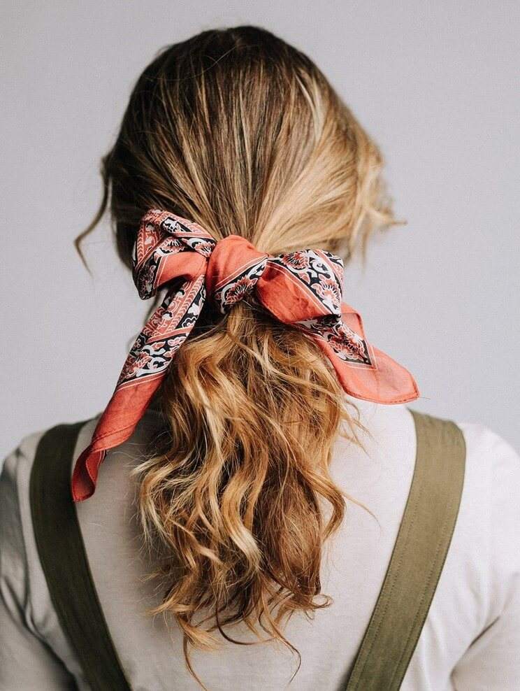 corte de pelo simple bohemio con cola de pañuelo en cabello corto a mediano