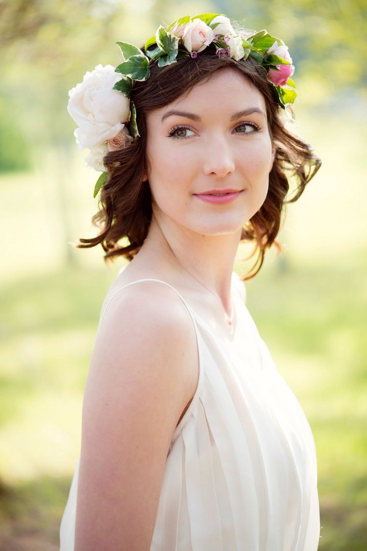 estilo bohemio de cabello corto con corona de flores para la novia
