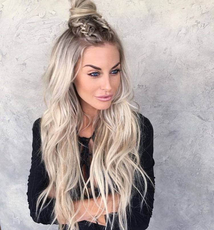 estilo bohemia-chic-doble-trenza-moño medio alto