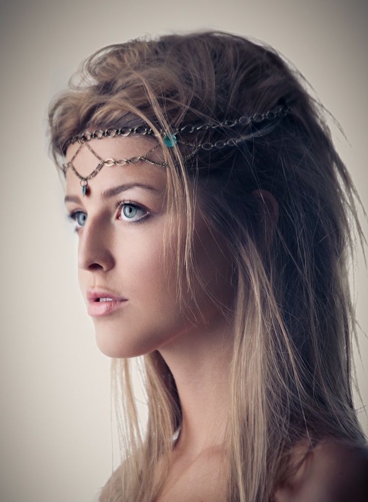 peinado-bohemio-chic-cadena-diadema