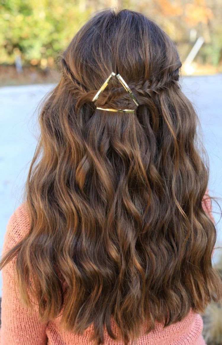 peinado estilo bohemio-chic con trenza adornado con barras de oro