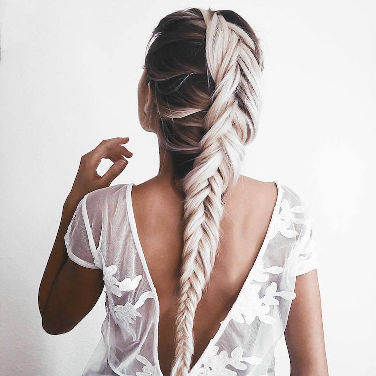 peinado bohemio-chic con trenza en degradado parcial y tono platino
