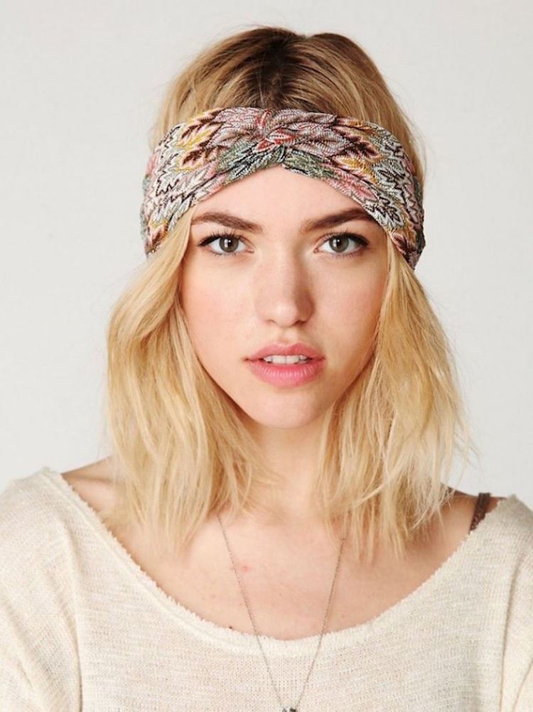 peinado bohemio-chic de pelo corto con una banda