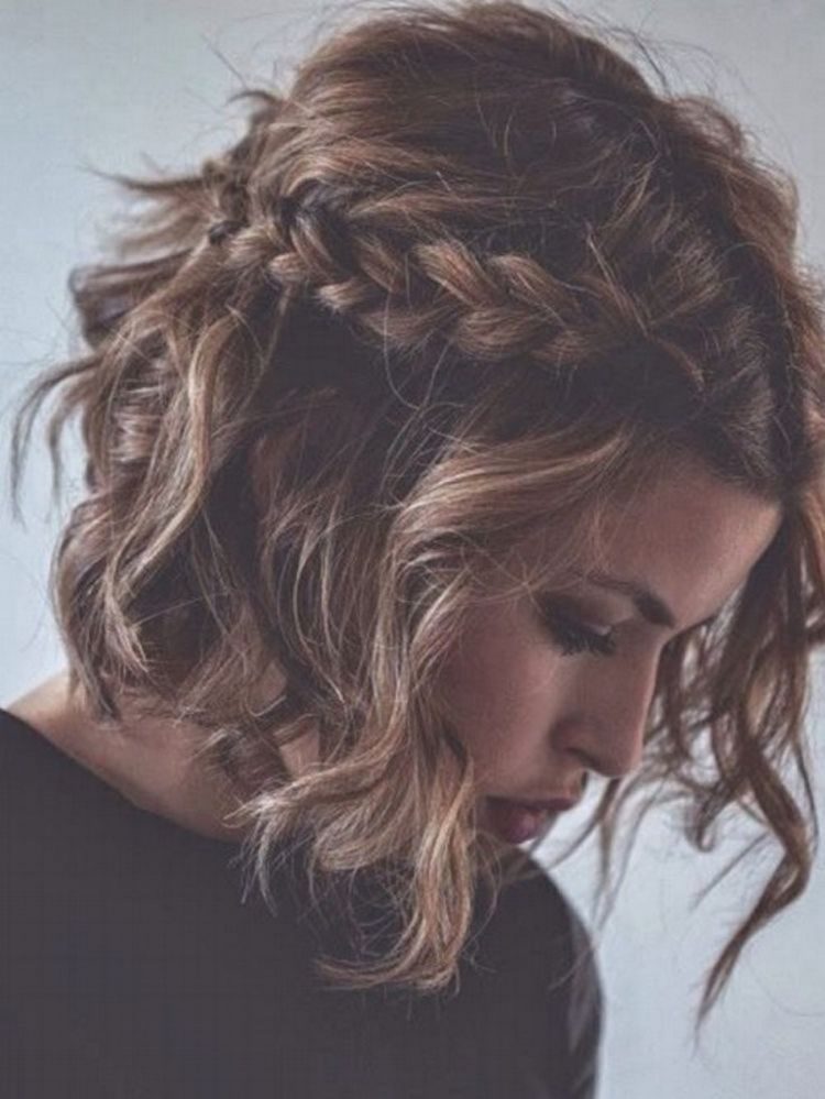 peinado-bohemio-chic-trenza-pelo-corto-rizado