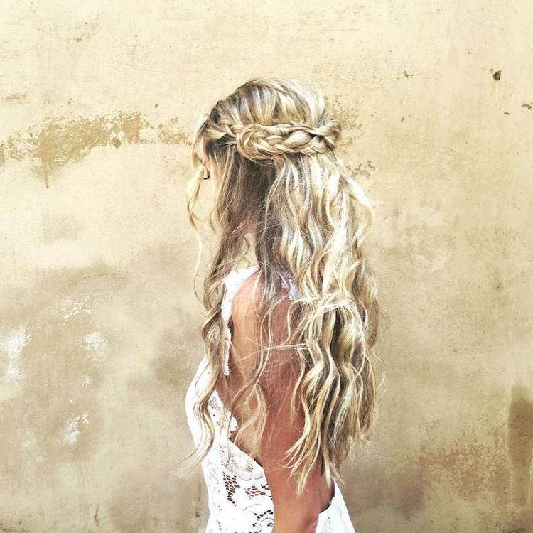 peinado bohemio chic corona trenza cabello ondulado suelto