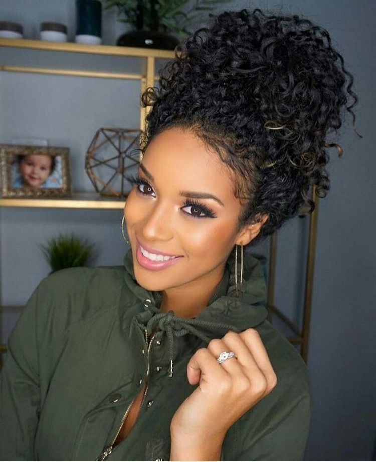 peinado para cabello rizado moño grande masa de cabello impresionante