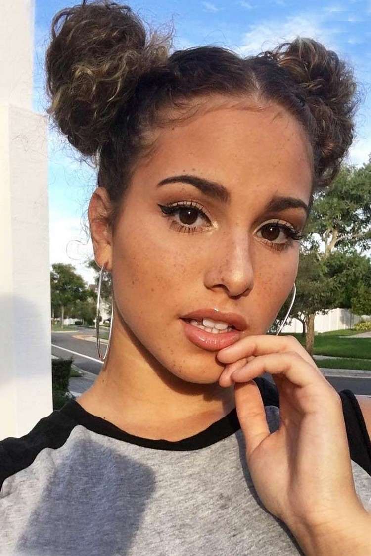 que peinado para cabello rizado elegir ideas tips dos mini moños altos