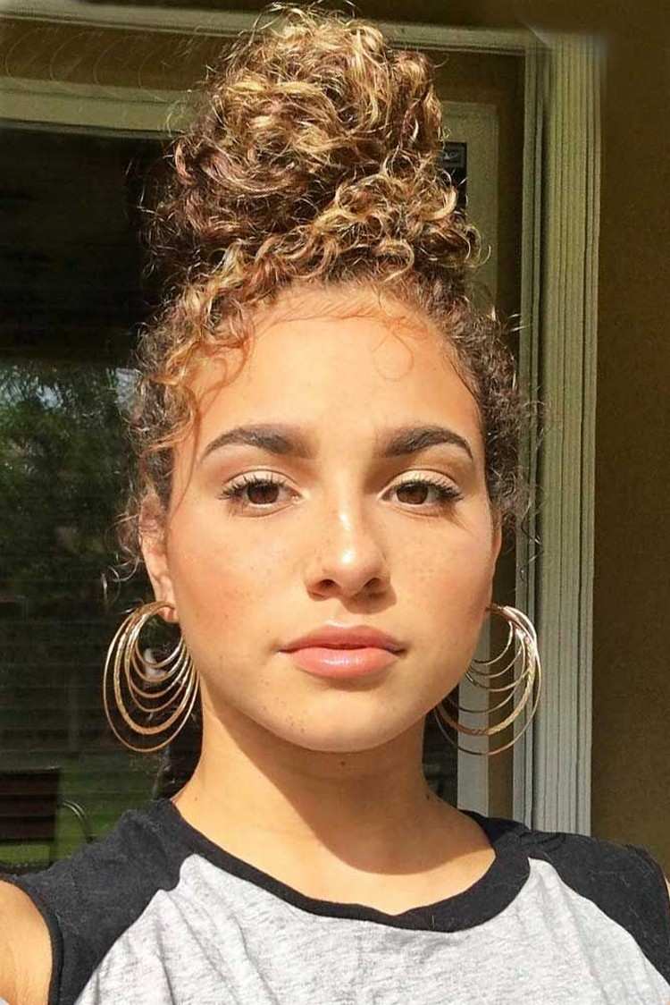 peinado para cabello rizado ideas hacks moño alto estilo casual