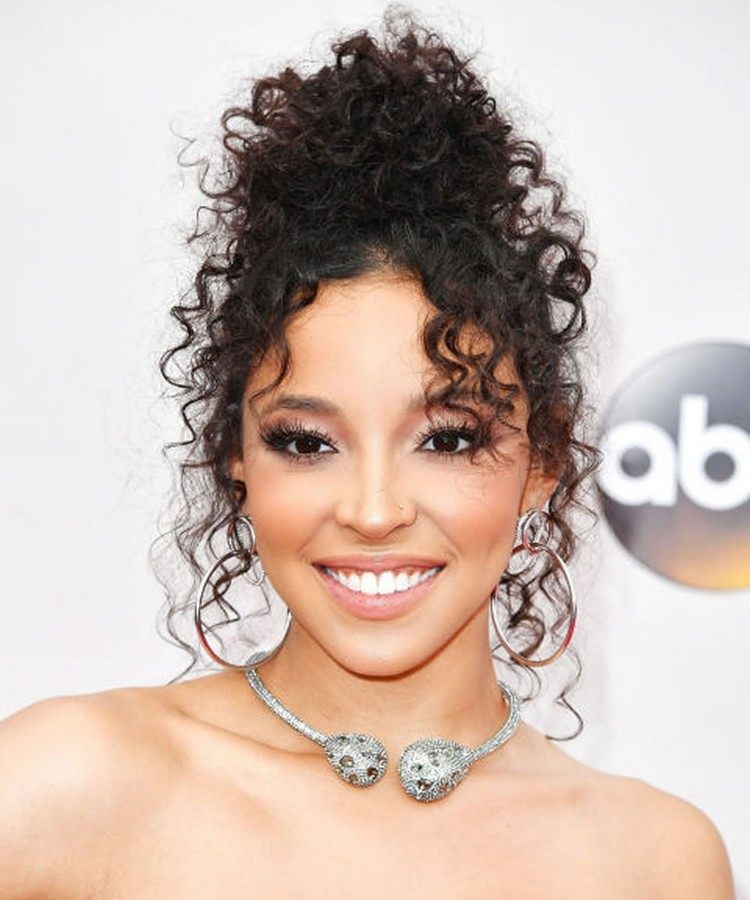 peinado para cabello rizado estilo casual ondas sueltas moño alto