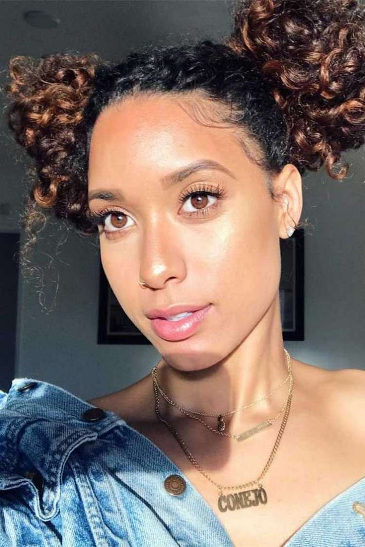 peinado para cabello rizado idea práctica chic dos bollos espaciales para realzar tus ondas naturales