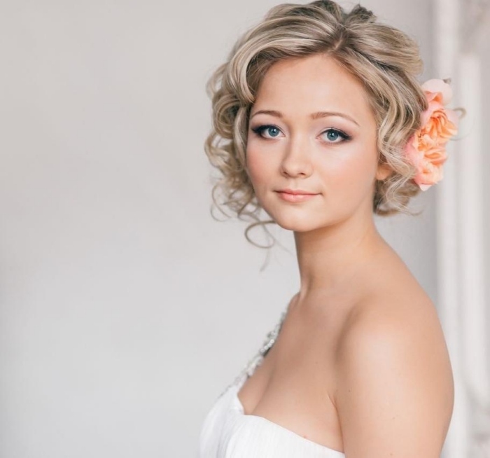 peinado de cabello rizado ondulado de flor de boda de longitud media corta