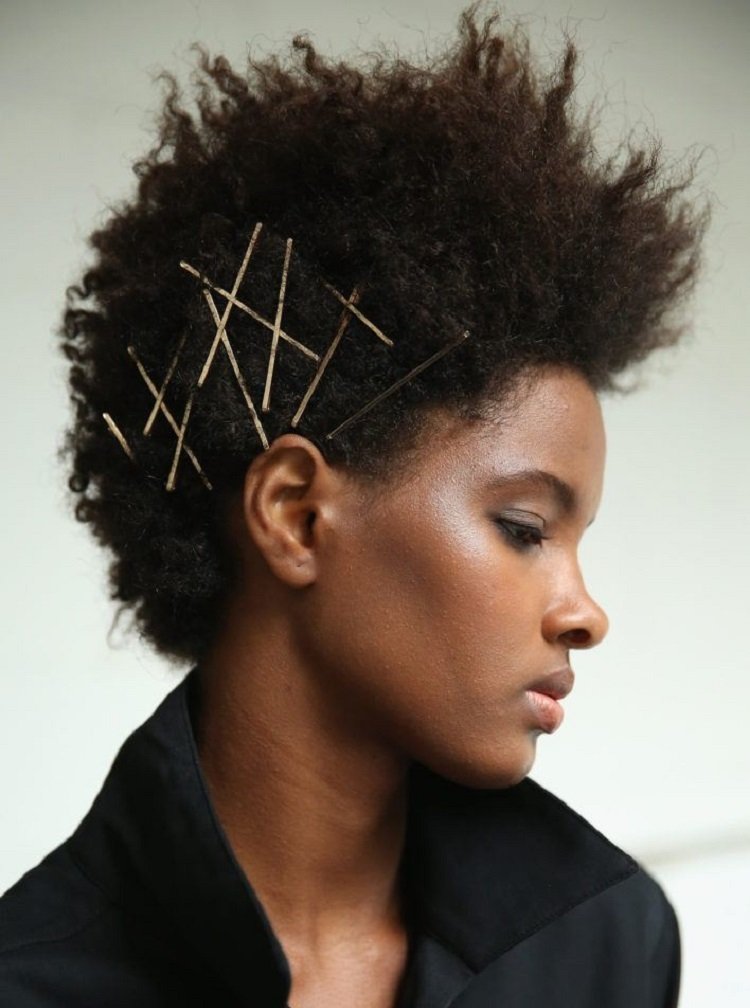 idea de peinado cabello corto y rizado accesorios para el cabello afro