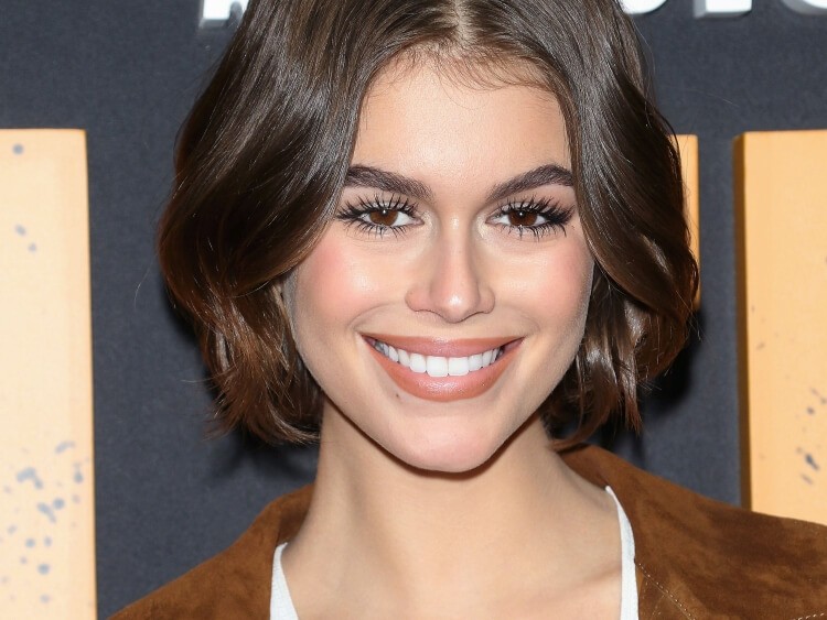 Corte cuadrado asimétrico para cabello espeso de Kaia Gerber