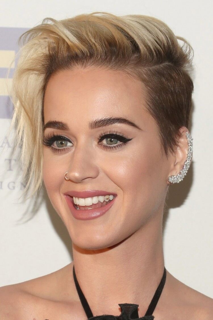 Cabello corto para mujeres con cabello grueso, flequillo lateral largo, Katy Perry