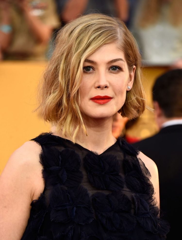peinado-pelo-medio-largo-rosamund-pike-2015-asimetrico