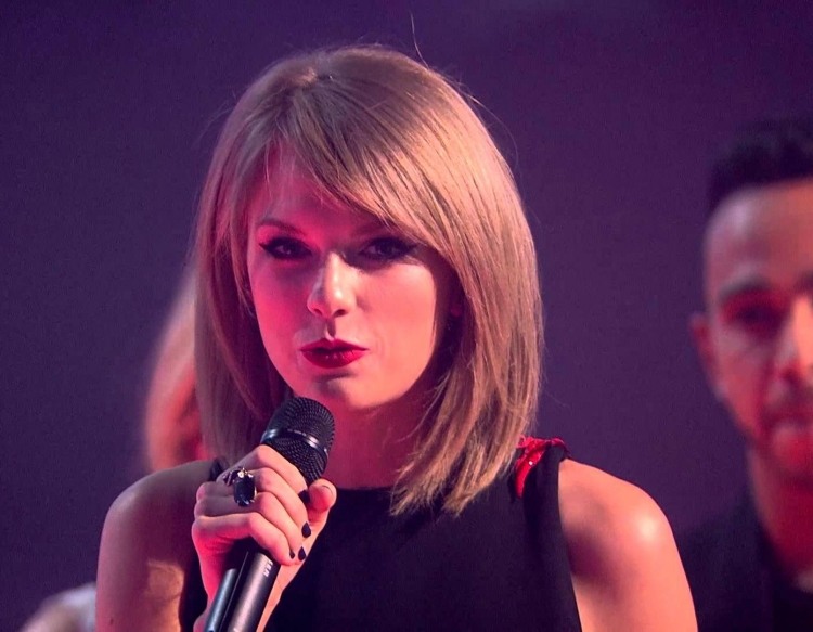 peinado-pelo-medio-largo-taylor-swift-brit-awards-elegant-cut