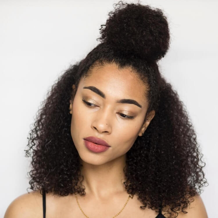 peinado de dama de honor pelo afro moño alto