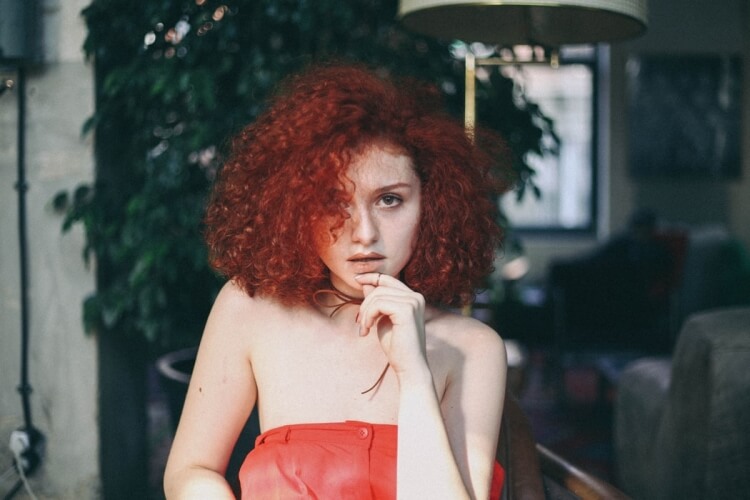 peinado de dama de honor cabello de sirena afro