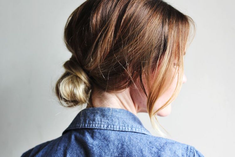 Descubre nuestro tutorial de peinados sencillos para cabello mediano y largo que puedes hacer en casa 4 - 【MioEstilo】 peinado fácil cabello medio largo hazlo tu mismo pequeño moño bajo