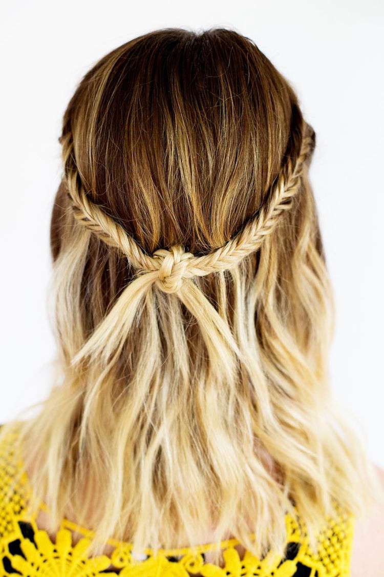 Descubre nuestro tutorial de peinados sencillos para cabello mediano y largo que puedes hacer en casa 16 - 【MioEstilo】 peinado sencillo cabello mediano largo trenzas punzantes diy cabello ondulado
