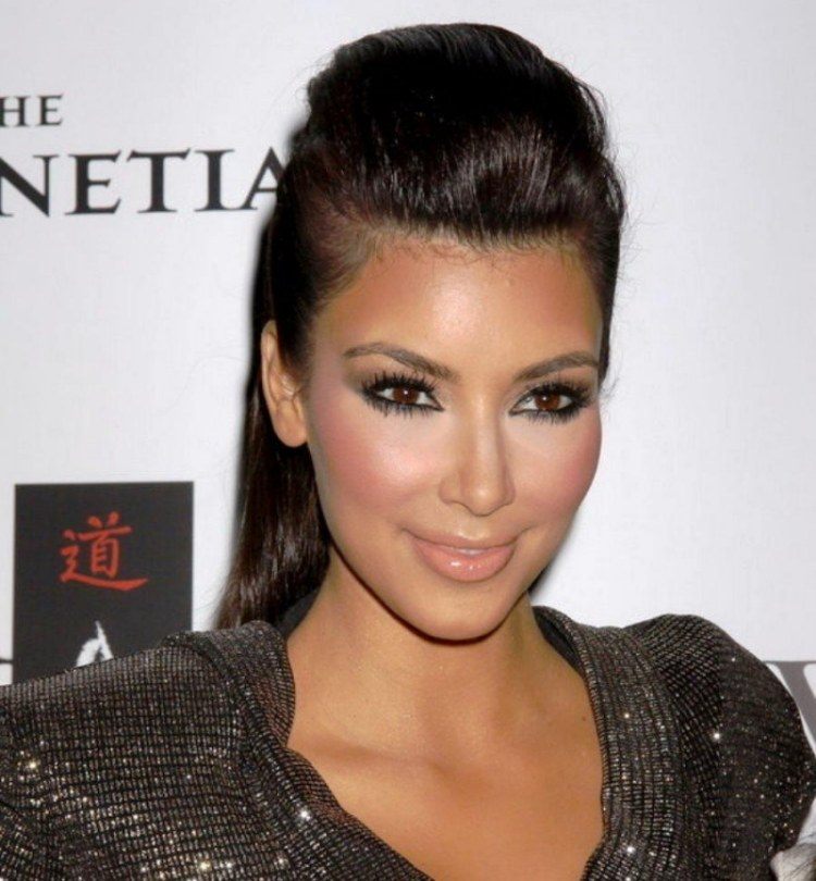Peinado sencillo: Kim Kardashian con una coleta voluminosa Peinado sencillo con coleta media voluminosa de Kim Kardashian