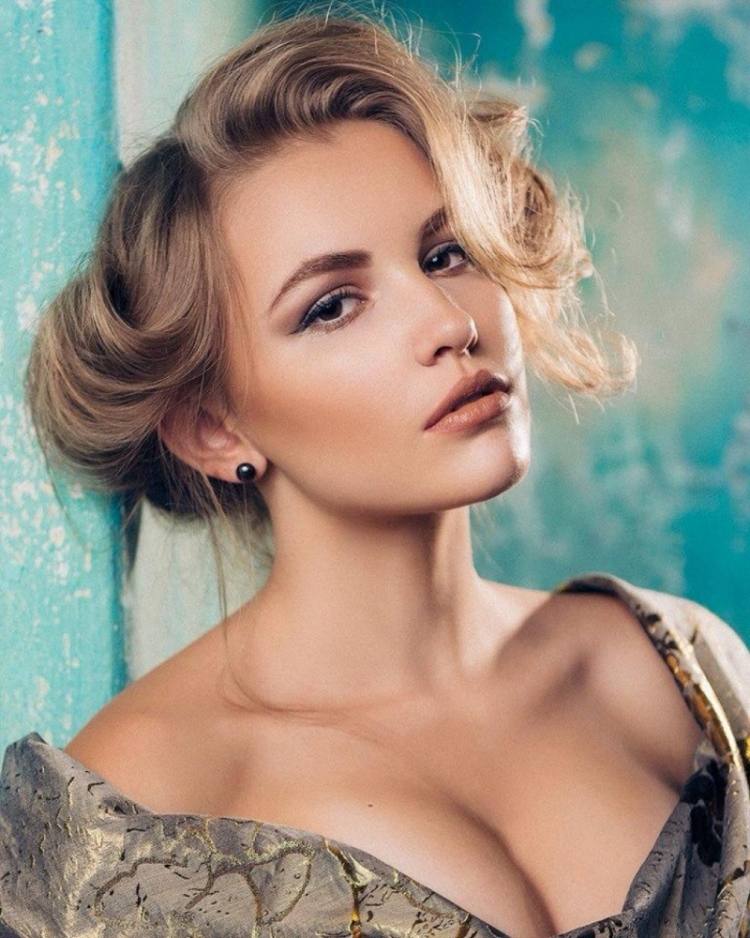 peinado sencillo para cabello rizado estilo retro