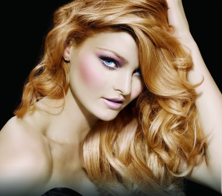peinado sencillo: cabello largo rizado y suelto a un lado peinado sencillo con cabello largo y lateral suelto
