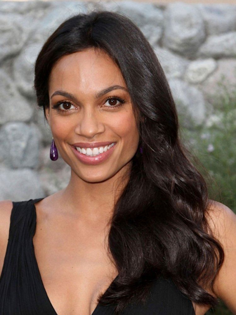 peinado sencillo, cabello suelto, Rossario Dawson peinado sencillo con cabello suelto de lado Rossario Dawson