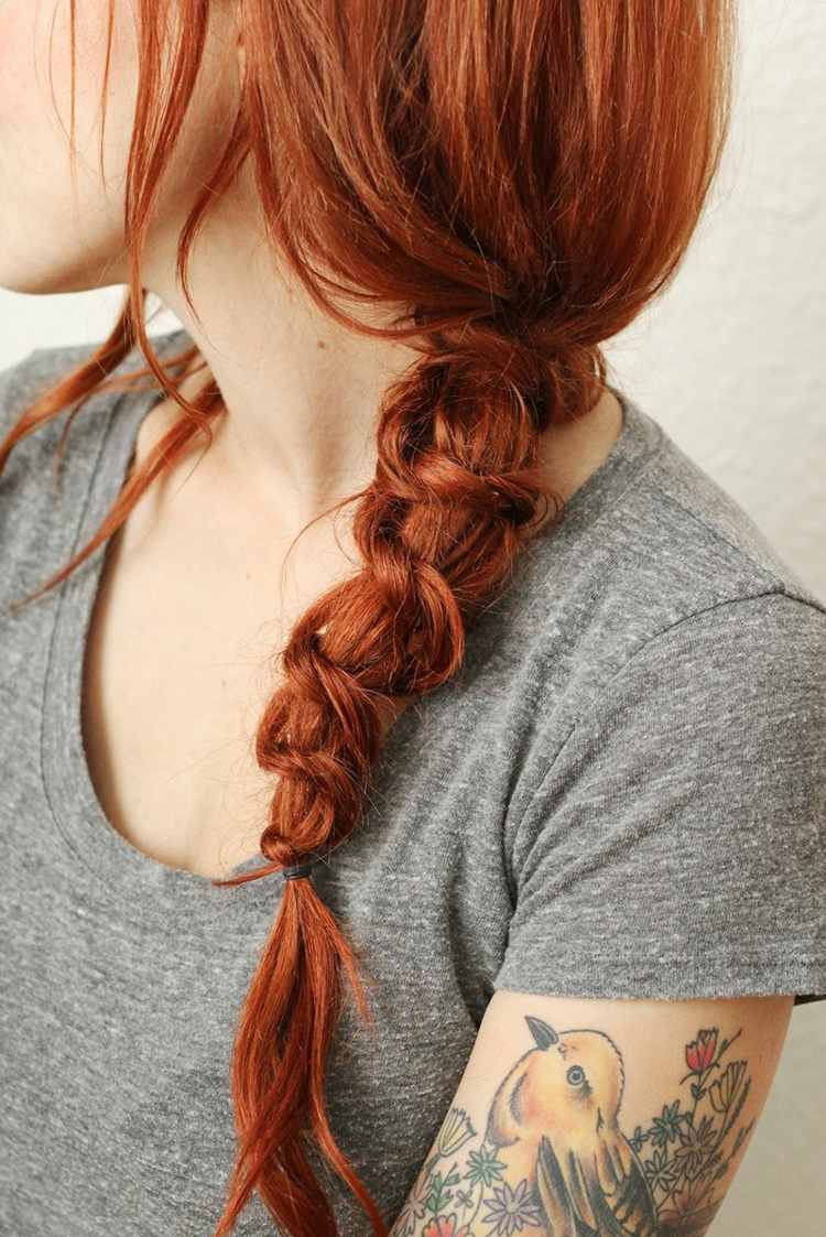 peinado sencillo de hacer trenza lateral cabello extenso rojo